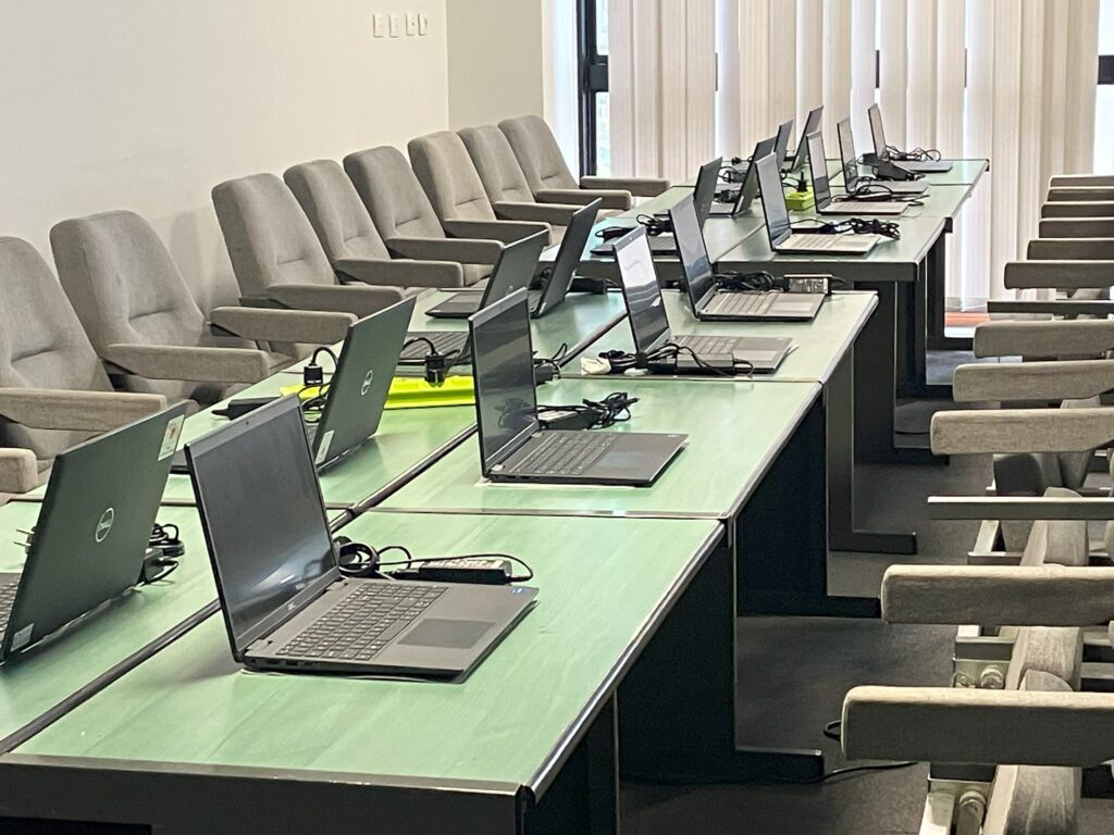 IT Lab has 48 laptop pc.