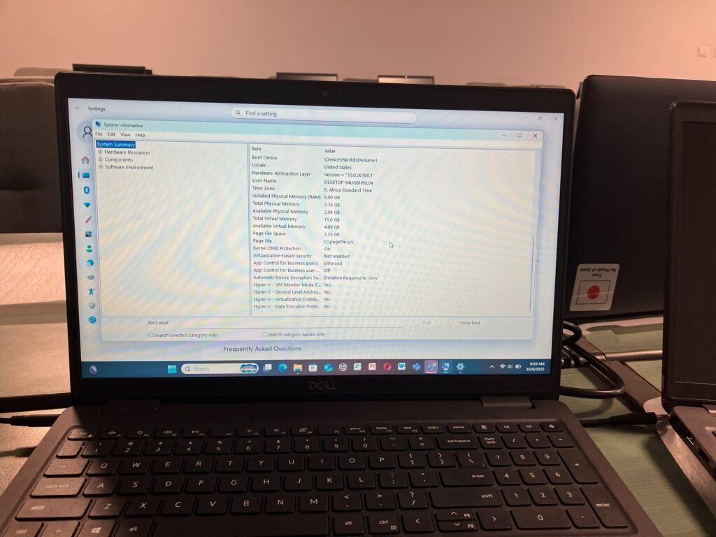 Windows11 Pro Dell Latitude 3520 11th Gen Intel Core i7-1165G7 RAM 8GB