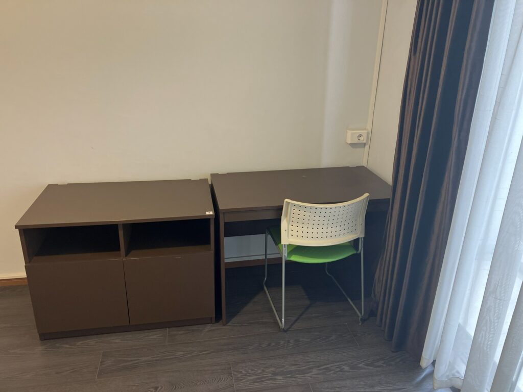 accommodation room desk